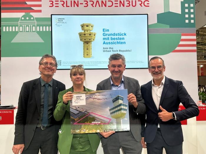 (v.l.): Christian Gaebler, Senator für Stadtentwicklung, Bauen und Wohnen; Gudrun Sack, Geschäftsführerin der Tegel Projekt GmbH; Frank Wolters, Kaufmännischer Geschäftsführer der Tegel Projekt GmbH; Dr. Stefan Franzke, Geschäftsführer von Berlin Partner