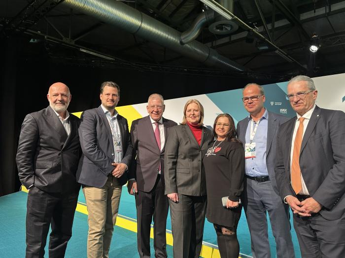 Im Mittelpunkt des Geschehens: (v.l.) Thorsten Fleischhauer, Sprecher der Hedera Gruppe; Daan Smans, President Business Development loT & Digital Products CEDES; Christoph Ahlhaus, BVMW; Arbeitsministerin Bärbel Bas (SPD); Hanna Koenig; Hartmut Engler, CEO CWS Workwear; Michael Koenig, Lehndorf Hartstahl