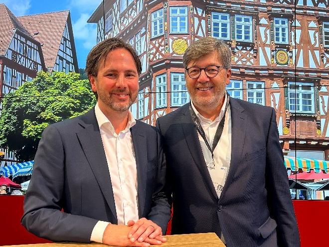 Dekarbonisierung ist ein wesentliches Thema der Stadtentwicklung, auch in Frankfurt/Main: Drazen Nikolic, Managing Director Univers und Prof. Dr. Marcus Gwechenberger, Dezernent für Planen und Wohnen Stadt Frankfurt am Main