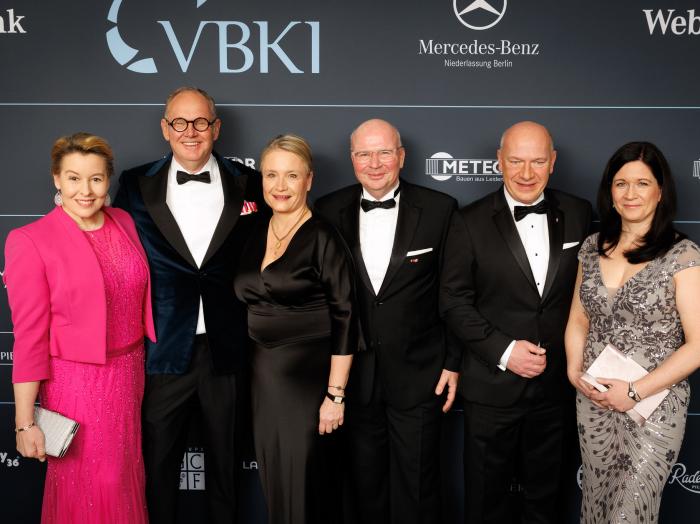 (v.l.): Wirtschaftssenatorin Franziska Giffey; Harald Christ, Kandidat des VBKI-Präsidiums für die Nachfolge von Markus Voigt im Amt des VBKI-Präsidenten; Mirijam Voigt; VBKI-Präsident Markus Voigt; Berlins Regierender Bürgermeister Kai Wegner und Bildungssenatorin Katharina Günther-Wünsch 