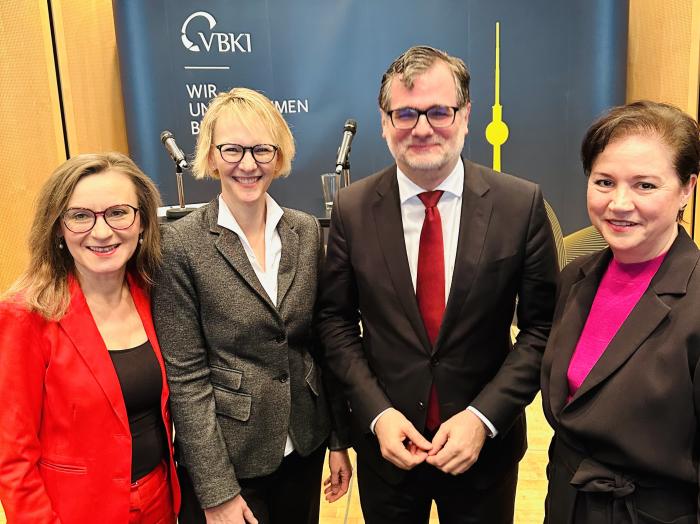 Kanzleramtsminister Wolfgang Schmidt mit Dr. Sigrid Nikutta (Deutsche Bahn), Nina Englert (BMW), Gastgeberin Ute Weiland (VBKI)