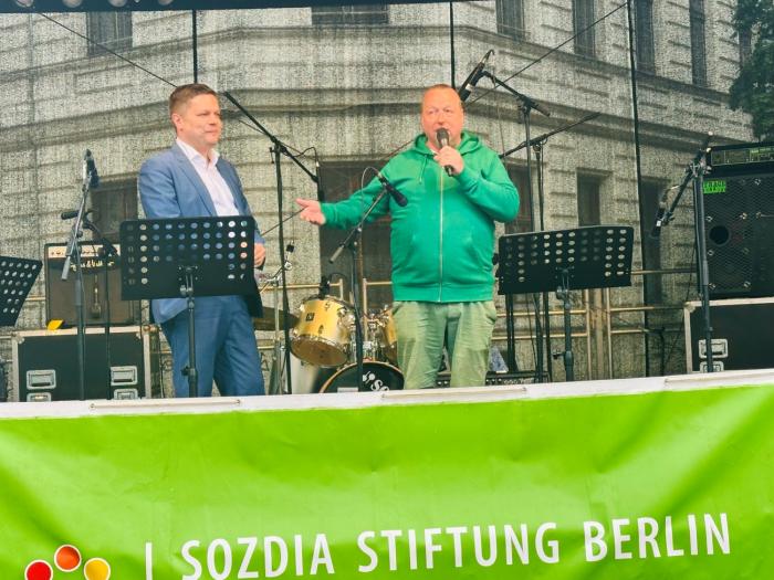 25 Jahre Viva Victoria - SOZDIA-Stiftungs-Gründer Michael Heinisch-Kirch eröffnet das Kiezfest zusammen mit Bezirksbürgermeister und Schirmherr Martin Schaefer
