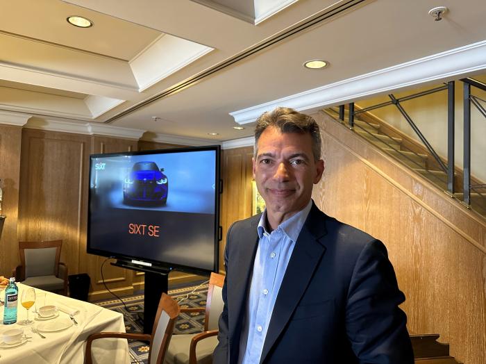 Vinzenz Pflanz, Chief Business Officer der Sixt SE, im Gespräch mit Berliner Unternehmern beim Business Breakfast im Capital Club