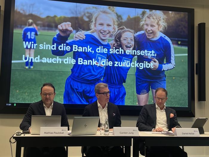 v.l.: Mathias Paulokat, Pressesprecher der Berliner Volksbank eG, Carsten Jung, Vorstandsvorsitzender der Berliner Volksbank eG, und Daniel Keller, stellvertretender Vorsitzender der Berliner Volksbank eG