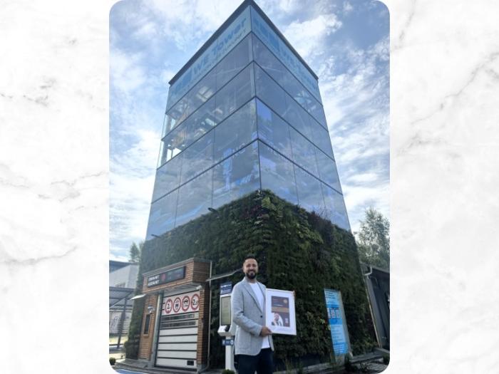 Burhan Aykut vor dem WE Tower in Spandau