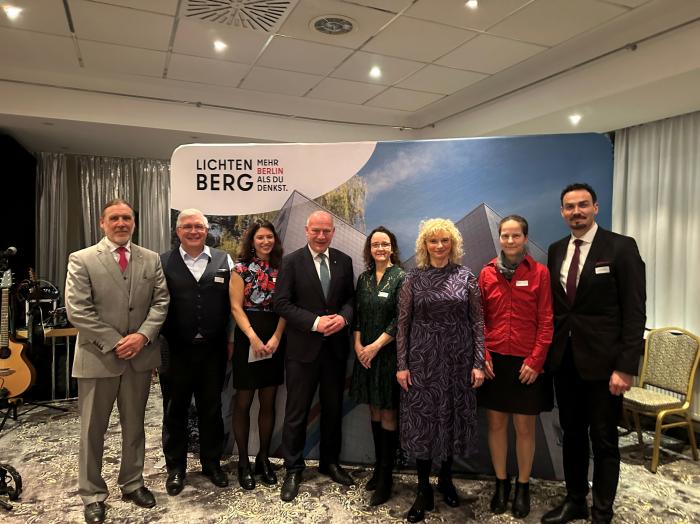 Bezirksamt Lichtenberg und WKHL beim Neujahresempfang 2026: v. l. Karsten Dietrich, Vorstandsvorsitzender WKHL,, Gregor Hoffmann, Vorsteher der BVV Lichtenberg, Filiz Keküllüoglu, Bezirksstadträtin, Kai Wegner, Regierender Bürgermeister von Berlin, Sandy Mattes, Bezirksstadträtin, Dr. Cartrin Gocksch, Bezirksstadträtin, Kerstin Zimmer, Vorsteherin der BVV Lichtenberg, Burhan Cetinkaya, Leiter Wirtschaftsförderung, Bezirksamt Lichtenberg