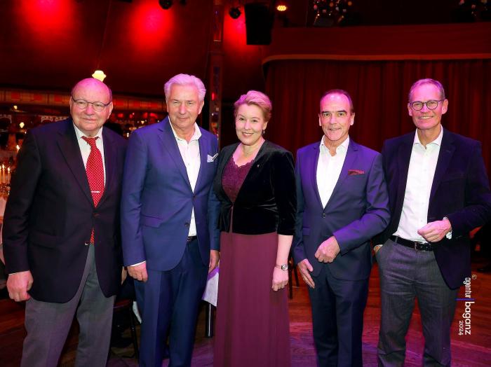 Die vier ehemaligen Regierenden Bürgermeister Walter Momper, Klaus Wowereit, Franziska Giffey und Michael Müller (v.l.n.r.) zusammen mit Gerhard Wilhelm (Mitte), Sprecher der Geschäftsführung der Spielbank Berlin, bei der glanzvollen Palazzo-Premiere in Berlin 