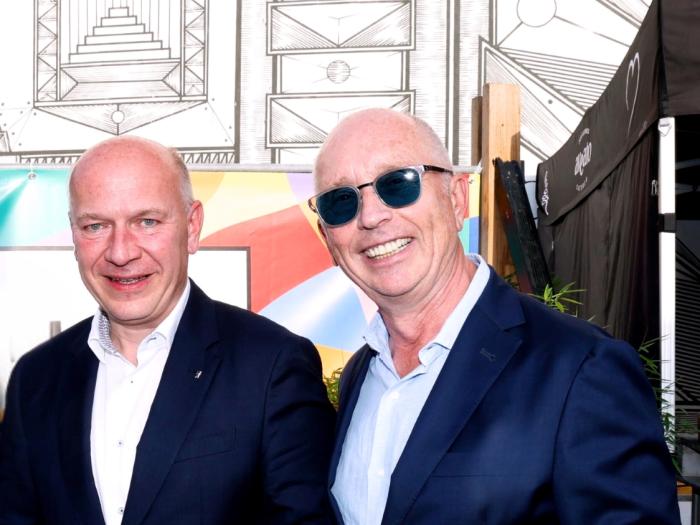 Berlins Regierender Bürgermeister Kai Wegner (CDU) und BERLINboxx-Verleger Frank Schmeichel