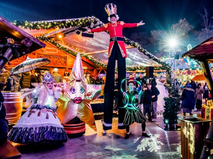 Fantasievolle Walk-Acts und stimmungsvolle Unterhaltung machen die Lichtenberger Winterzeit zu einem Erlebnis für die ganze Familie