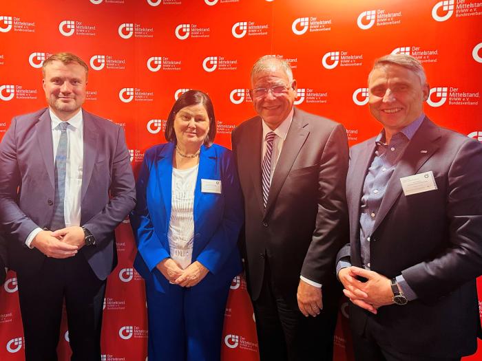 Für einen starken Mittelstand: Wirtschaftsminister Daniel Keller, Gastgeberin Birgit Derwanz-Dahlmann (BVMW Berlin-Brandenburg), BVMW-Chef Christoph Ahlhaus, René Helbig (WSD Permanent Secuity Group) (von links)