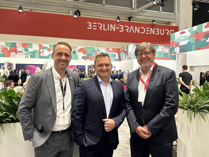 Technologieführer auf der Expo Real 2025: v. l. Wulf von Borzyskowski, All3 Construction Germany, mit Udo Hoffmann, OTIS Deutschland, und Drazen Nikolic, Univers Germany