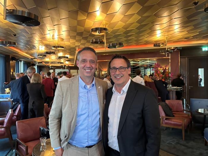 Wulf von Borzyskowski (l.), Geschäftsführer der ALL3 Construction Germany GmbH, im Austausch mit Sören Bartol (SPD), Parlamentarischer Staatssekretär im Bundesbauministerium, bei der Liberalen Immobilienrunde in Berlin