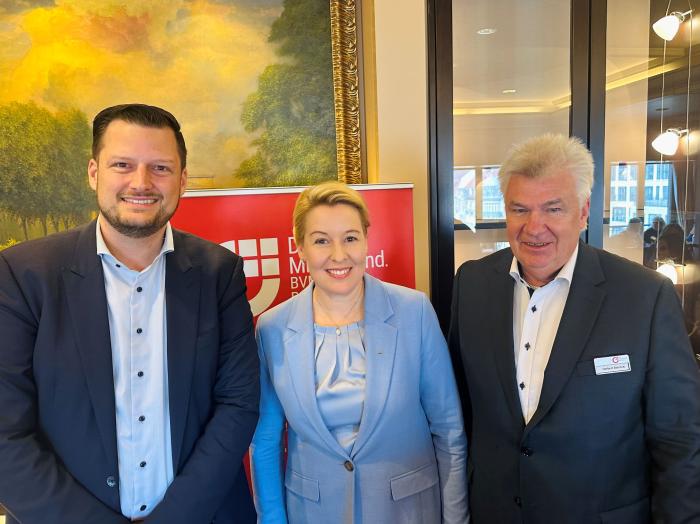 v.l. Daan Smans, President Business Development CEDES, Wirtschaftssenatorin Franziska Giffey, Gastgeber Herbert Beinlich, Chef des BVMW-Landesverbands Berlin/Brandenburg 