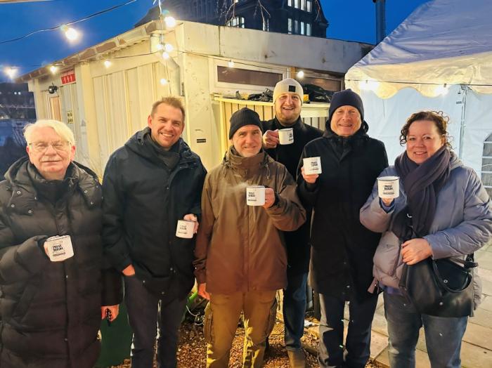 Mit Glühwein auf die Zukunft in Hohenschönhausen: Wolfgang Engels (Vorstandsmitglied WKHL), Danny Freymark (MdA, stellvertretender Fraktionsvorsitzender der CDU im Abgeordnetenhaus von Berlin und Lichtenberger Kandidat für die Bundestagswahl am 23. Februar 2025), Karsten Dietrich (Vorstandsvorsitzender WKHL), Maximilian Sepp, Bernd Neuendorf und Eva Weber (alle ZEITGEIST)