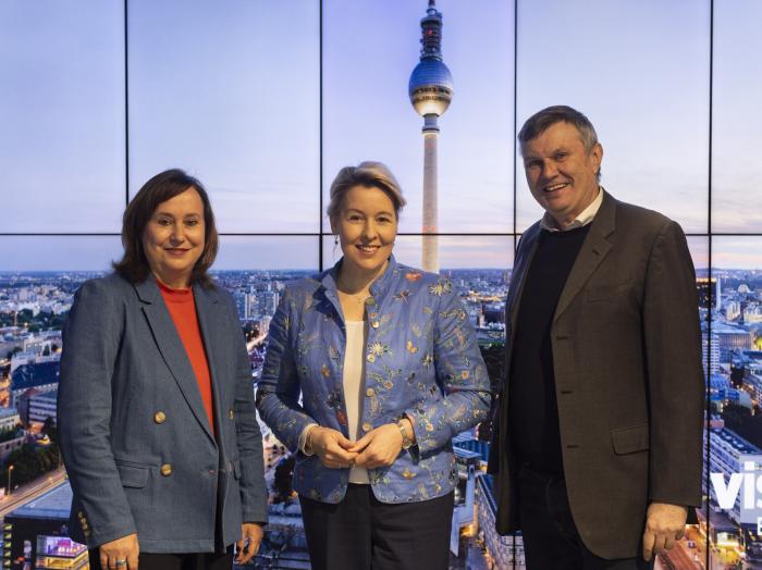 (v.l.): Sabine Wendt, Franziska Giffey und Burkhard Kieker 