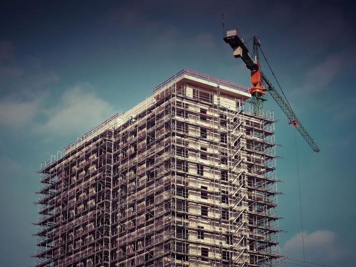 Berlin kämpft mit Wohnungsmarktherausforderungen - die geplante Initiative für Beschäftigtenwohnen stockt.