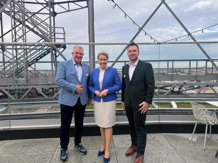 Andreas Pirschel (l.) und Luca Pirschel (r.) (FIV.Energy) mit Franziska Giffey (m.) über den Dächern Berlins und mit weitem Blick in den politischen Herbst 