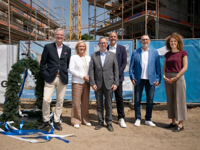 (v.l.): Christoph Beck, Vorstandsmitglied degewo; Sandra Wehrmann, Vorstandsmitglied degewo; Oliver Igel, Bezirksbürgermeister Berlin Treptow-Köpenick; Stephan Machulik, Berlins Staatssekretär für Wohnen und Mieterschutz; Markus Wilmes, Kaufmännischer Leiter BATEG GmbH; Dr. Claudia Leistner, Bezirksstadträtin für Stadtentwicklung, Straßen, Grünflächen und Umwelt, Berlin Treptow-Köpenick