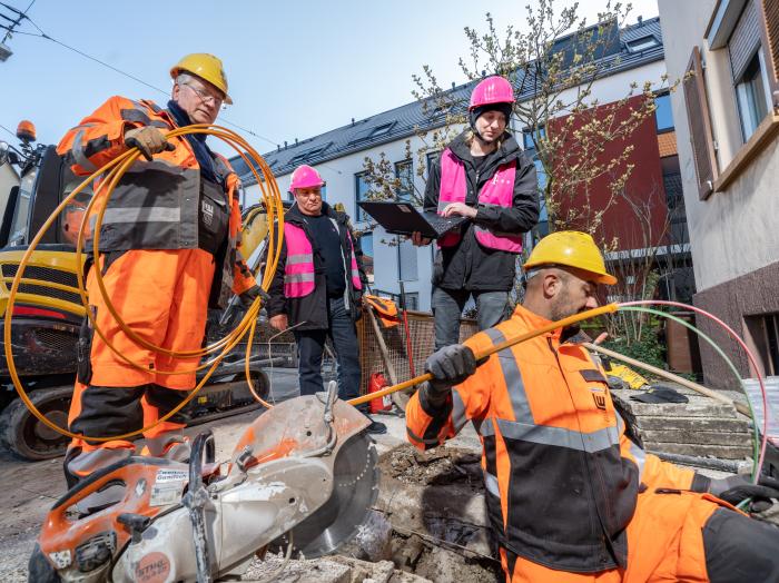 Baubegleiter der Telekom überprüft die Fortschritte an Glasfaser-Baustelle 