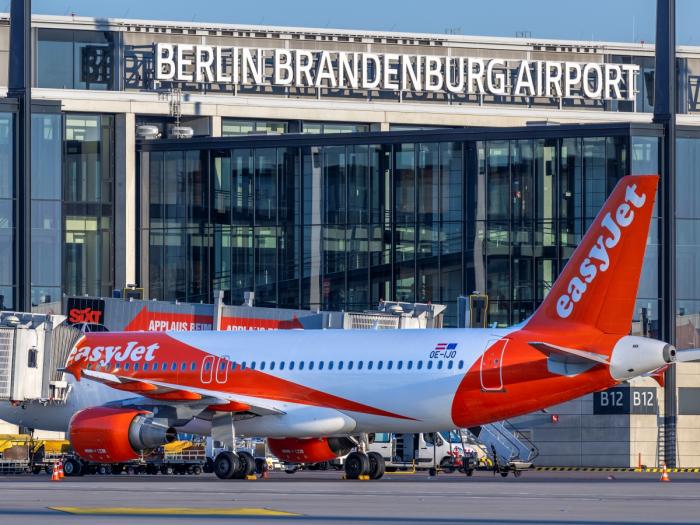 Eine maschine der britischen Airline Easyjet am BER