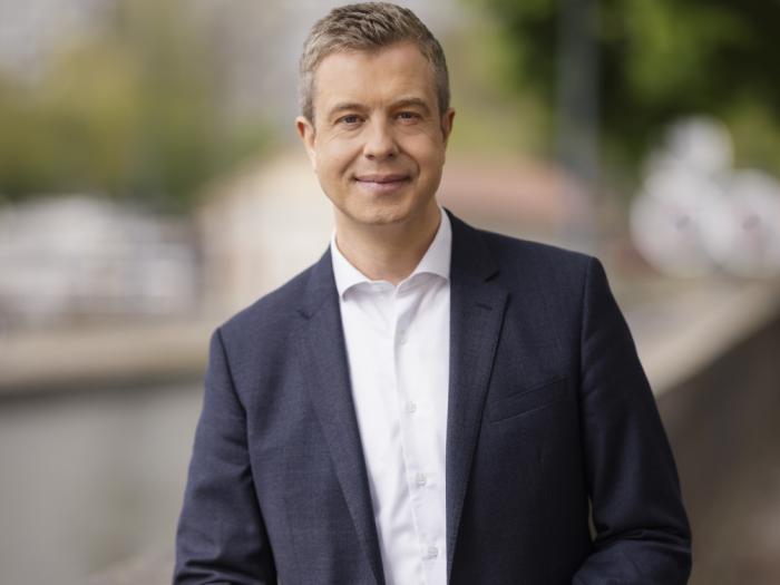 Finanzsenator Stefan Evers stellt zukunftsweisende Maßnahmen zur Herausforderung des Fachkräftemangels und der Verwaltungstransformation vor. 