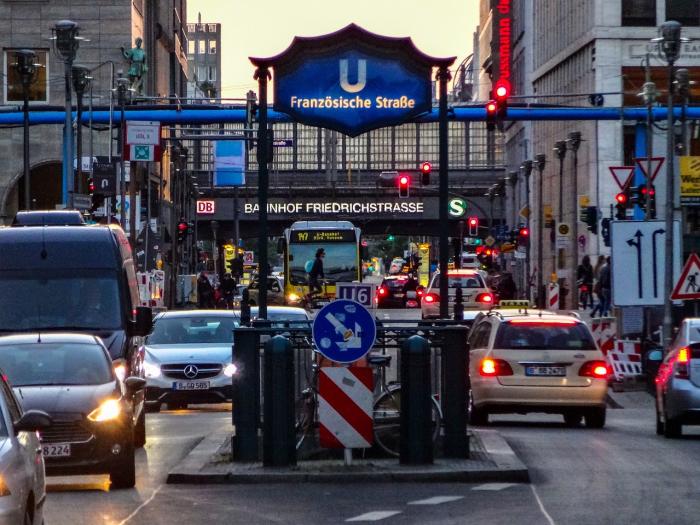 In Berlin soll über die Zukunft der Einkaufsstraßen, wie der Friedrichstraße, diskutiert werden.