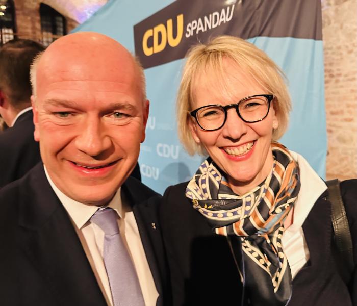 Politik und Wirtschaft beim Neujahrsempfang der CDU-Spandau: Kai Wegner, Regierender Bürgermeister von Berlin und Nina Englert, BMW Niederlassung Berlin