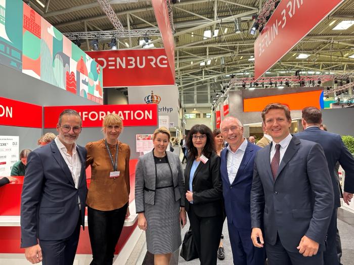 Starker Auftritt: Wirtschaftssenatorin Franziska Giffey (3.v.l.) zusammen mit Dr. Stefan Franzke (l.), CEO Berlin Partner; Frank Schmeichel (2.v.r.), Immobilienmarketing-Spezialist und Sebastian Junghänel (r.), ZEITGEIST-Mitbegründer