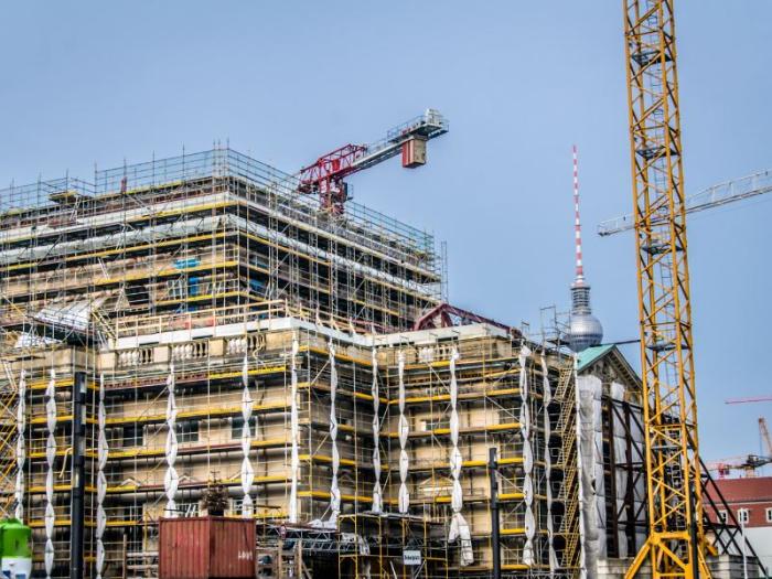 Baustelle in Berlin als Symbol für den angespannten Wohnungsbau – Einschätzung von Ioannis Moraitis (Hedera Bauwert)