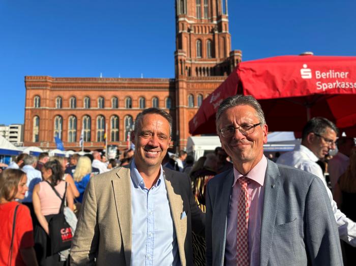 Wulf von Borzyskowski, Geschäftsführer All3 Construction Germany, mit Berlins Bausenator Christian Gaebler beim Hoffest 2025