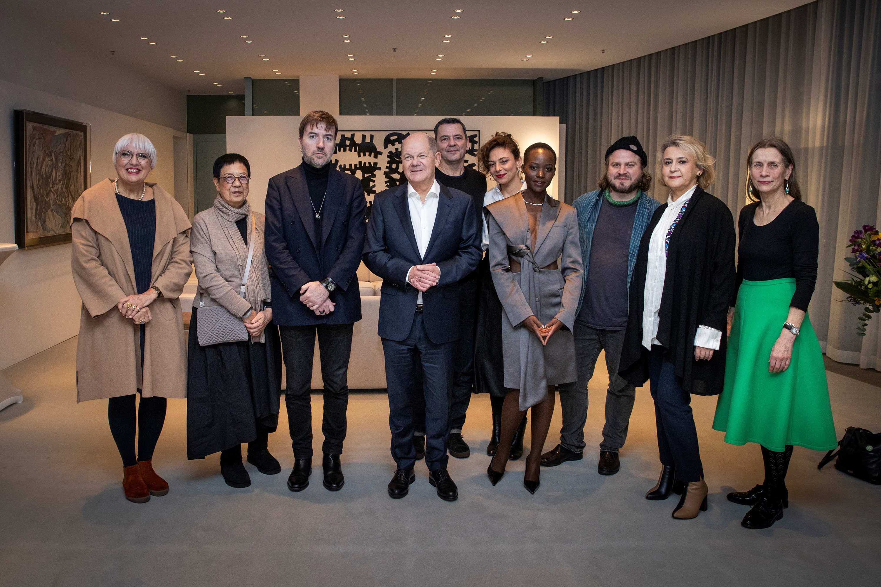 Die internationale Jury mit dem Bundeskanzler Olaf Scholz (m.), Kulturministerin Claudia Roth (l.) und Jury-Präsidentin  Lupita Nyong'o (3.v.l.)