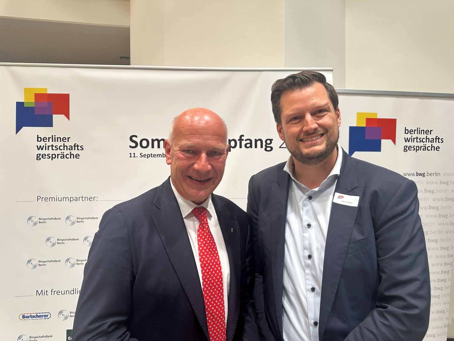 CEDES-Manager Daan Smans (r.) im Austausch mit Kai Wegner über technologische Innovationen im Aufzugsmanagement | Foto: BERLINboxx