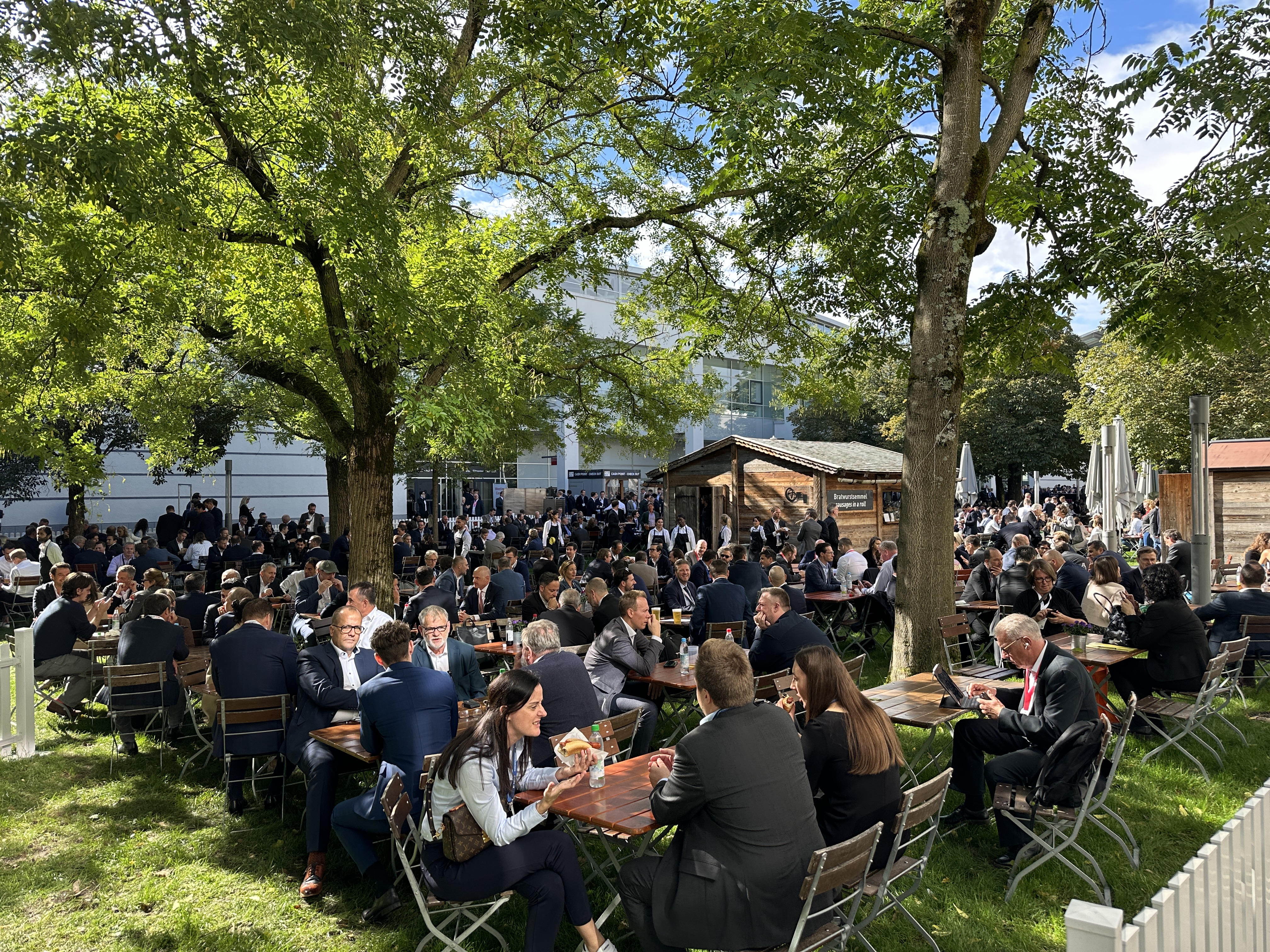 Mahlzeit auf der EXPO Real 2024 – an den Tischen wird gegessen, gearbeitet und genetzwerkt. Keine Pause vom Business, denn hier trifft sich die Branche! | BERLINboxx