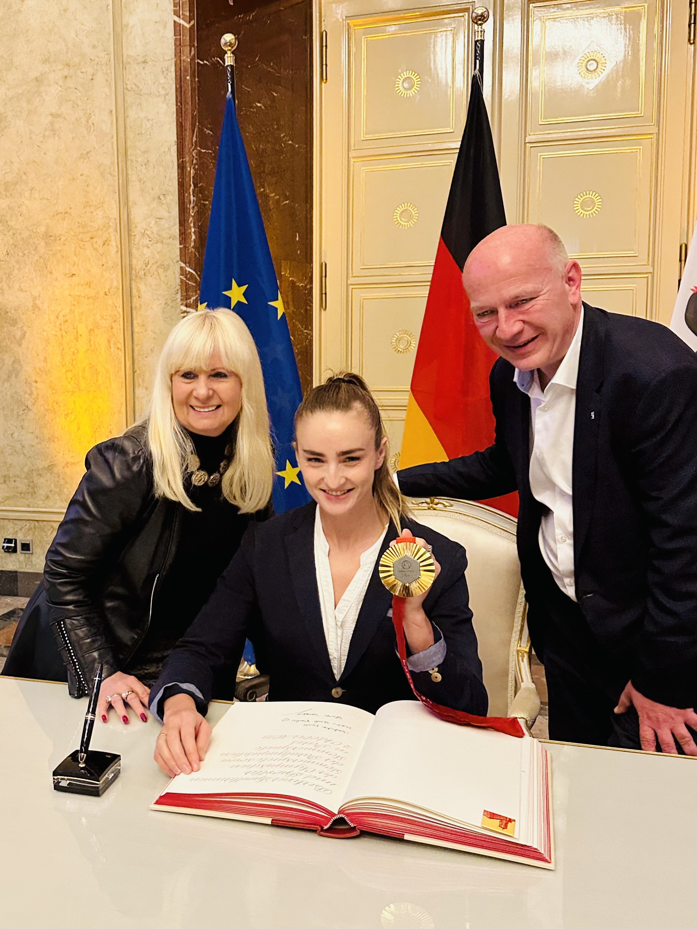 Über Elenas Goldmedaille freuten sich auch Berlins Regierender Bürgermeister Kai Wegner und Sportsenatorin Iris Spranger  | BERLINboxx