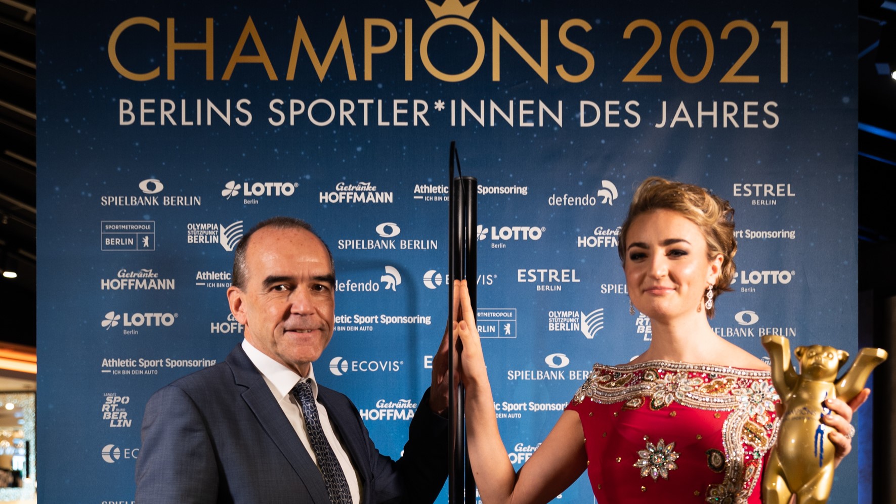 Champions 2021- Berlins Sportler*innen des Jahres: Spielbank Berlin übergibt Doppelauszeichnung an Olympia-Gold-Siegerin Elena Semechin