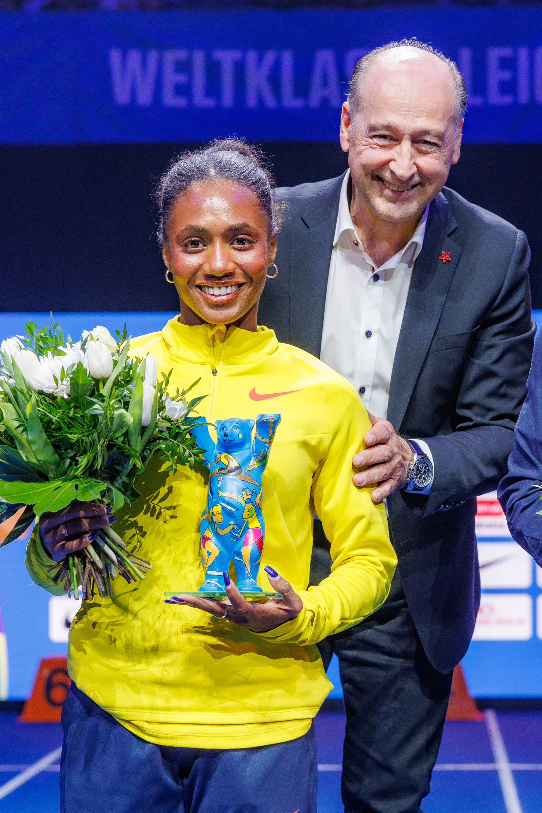 Mehmet Celikoglu, Geschäftsführer der Spielbank Berlin, gratuliert der kanadischen Sprinterin Sade McCreath zu ihrem Sieg über 60 Meter in 7,12 Sekunden | Dirk Lässig