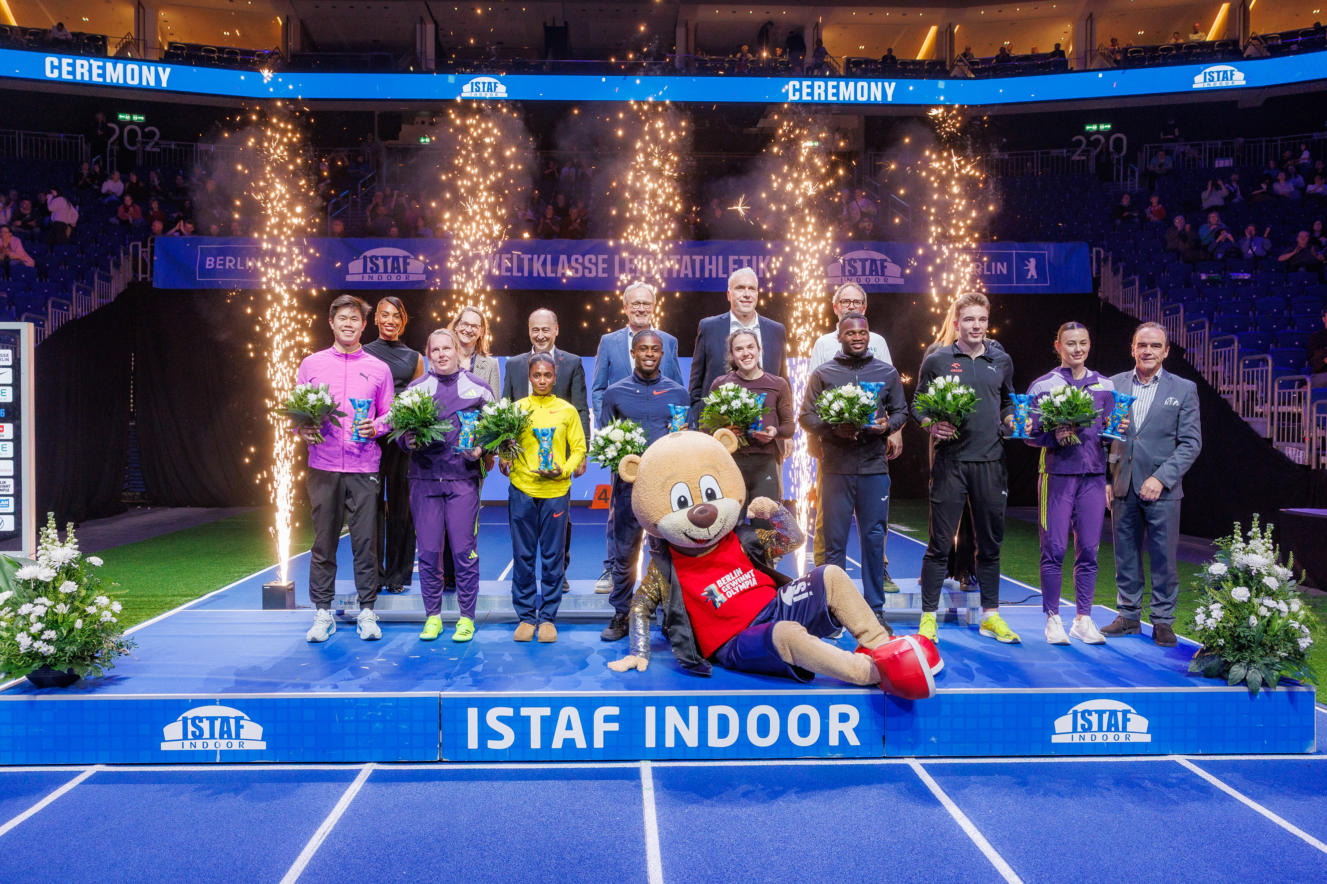 Siegerehrung beim ISTAF Indoor 2026: Athletinnen und Athleten gemeinsam mit Partnern und Sponsoren des internationalen Hallenmeetings in der Berliner Uber Arena | Dirk Lässig