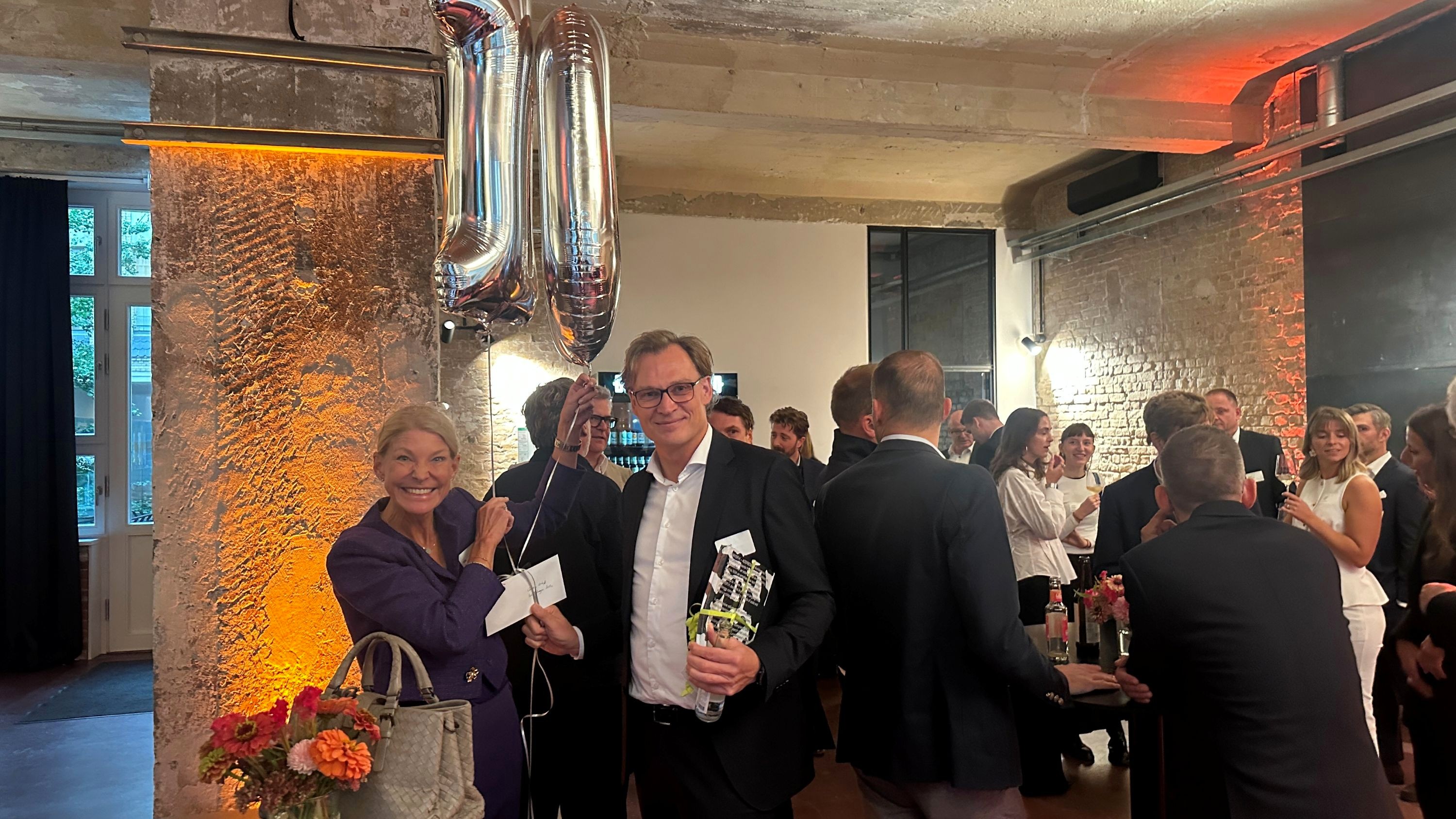 Persönliche Glückwünsche und kleine Geschenke gehörten zum Jubiläumsabend dazu | BERLINboxx