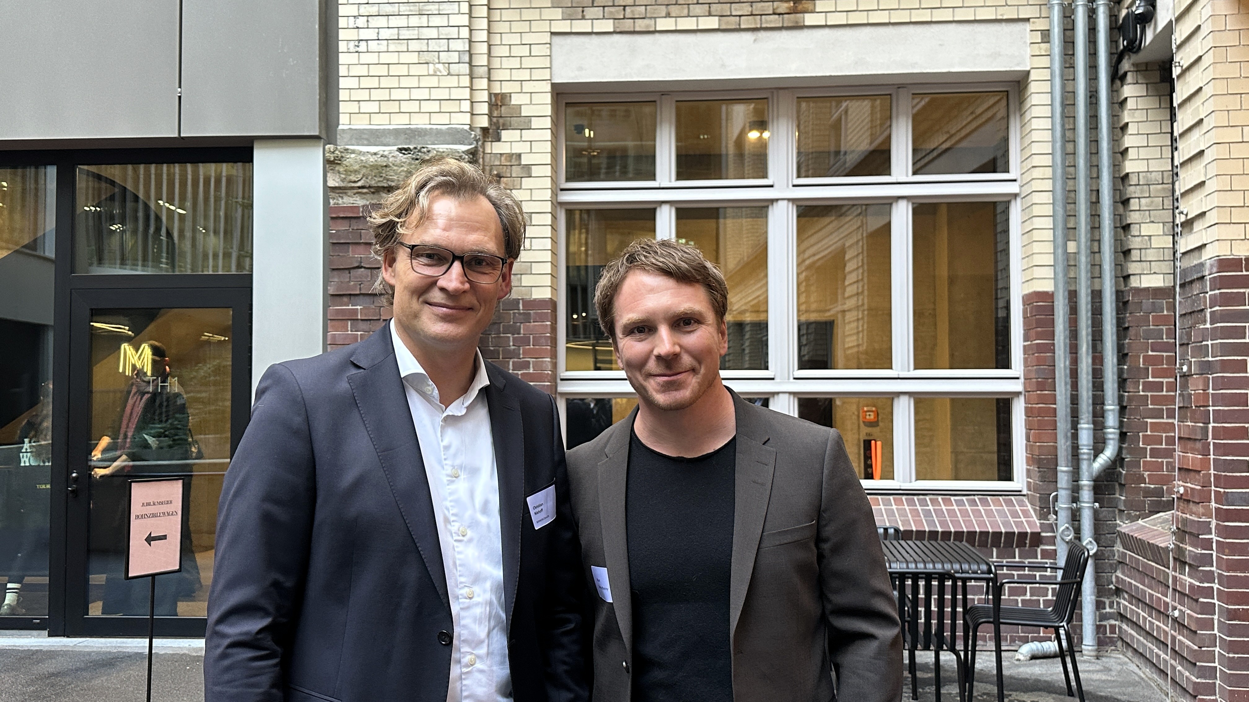 Christian Niehoff mit Marc Schmidheiny, Gründer und Geschäftsführer von AchtBerlin. Der Gebäudekomplex war zugleich Schauplatz und Referenzprojekt des Jubiläums | BERLINboxx