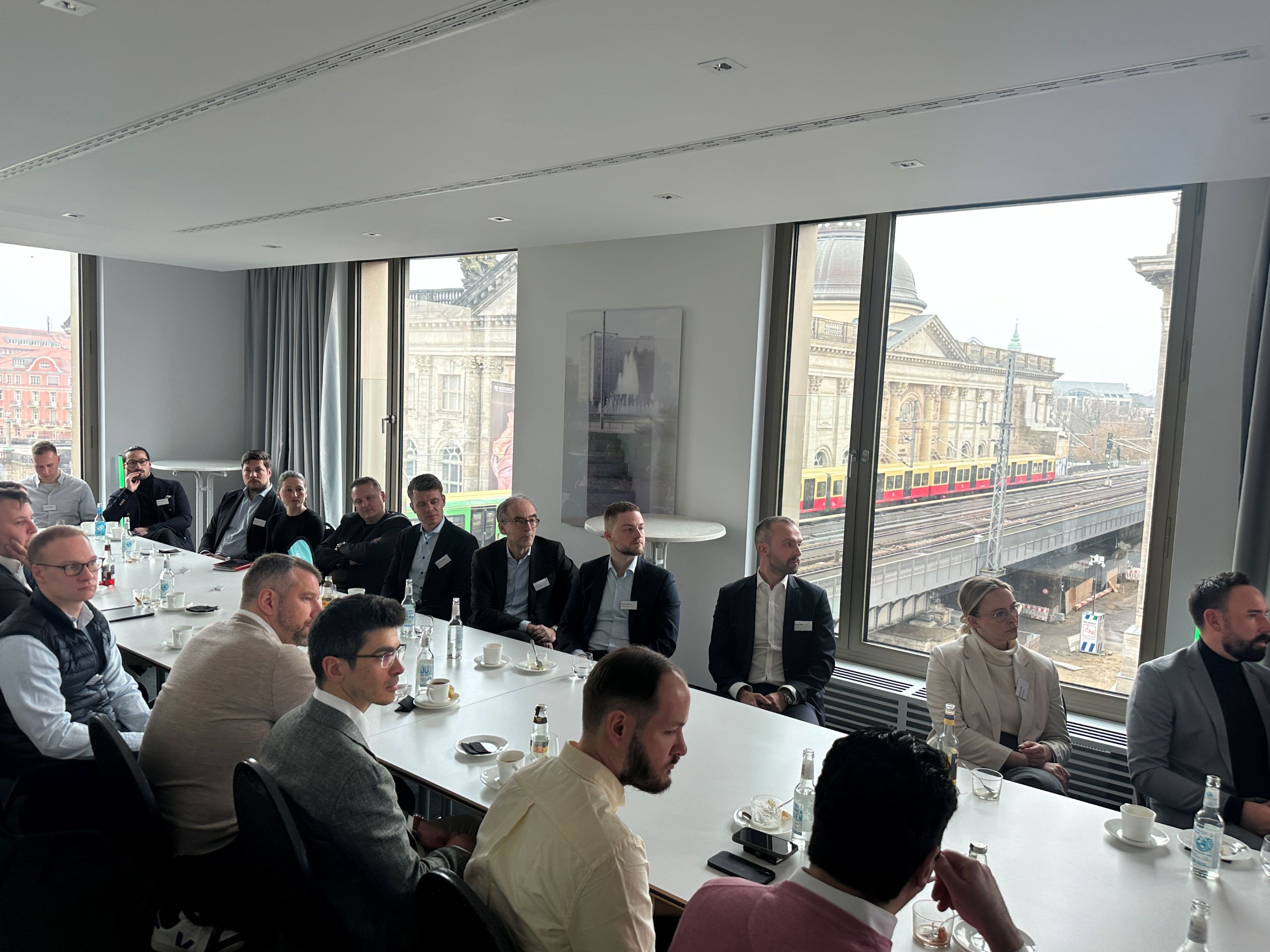 Blick in das Baker Tilly Business Breakfast in Berlin: Fachpublikum diskutiert über die Zukunft des Bauens | BERLINboxx