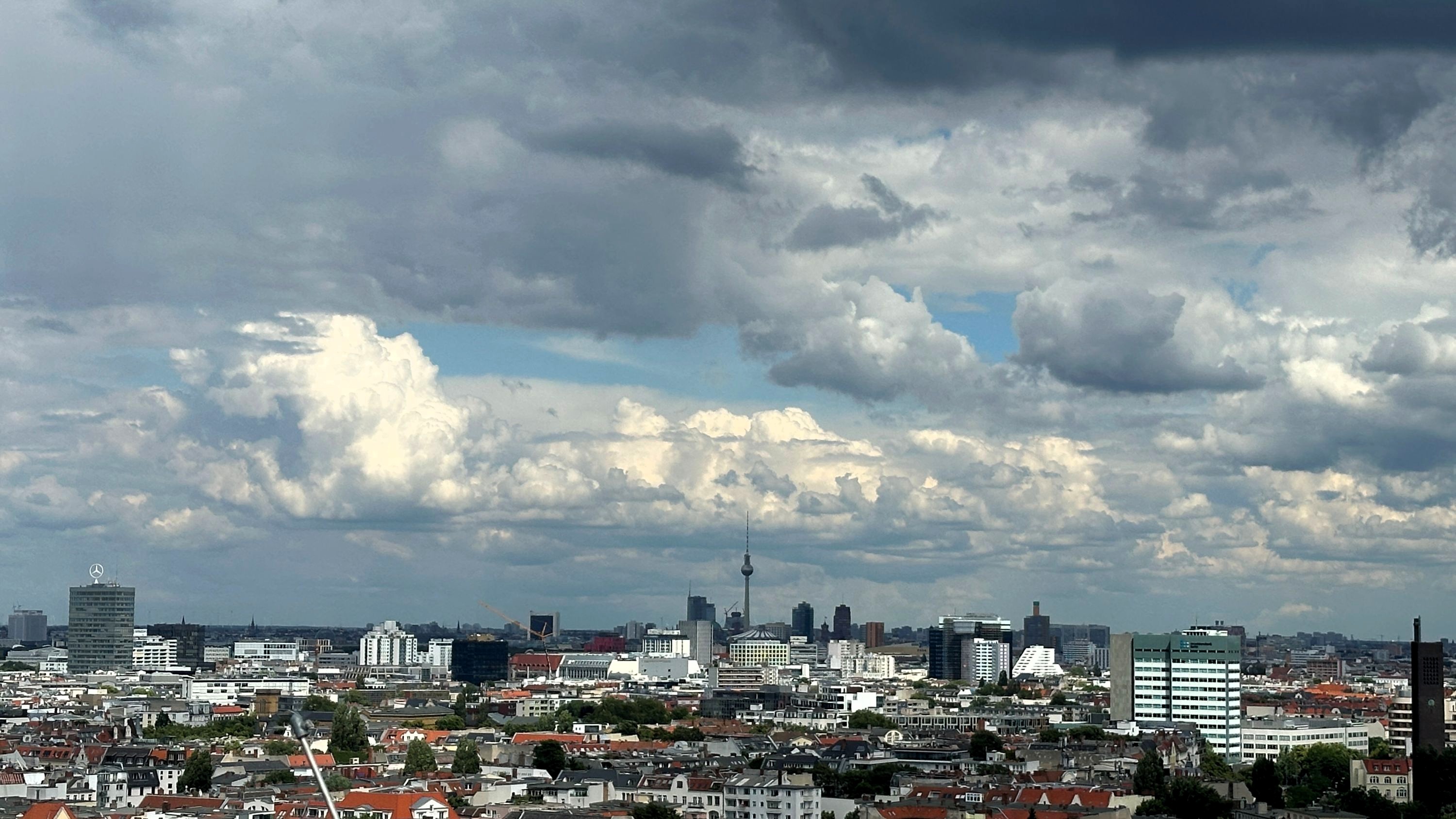 Blick aus der Berliner Senatsverwaltung für Stadtentwicklung, Bauen und Wohnen: Die wenigen sichtbaren Baukräne wurden auf der 148. Sonder-Bauministerkonferenz zum Sinnbild für die angespannte Lage im Wohnungsbau | BERLINboxx