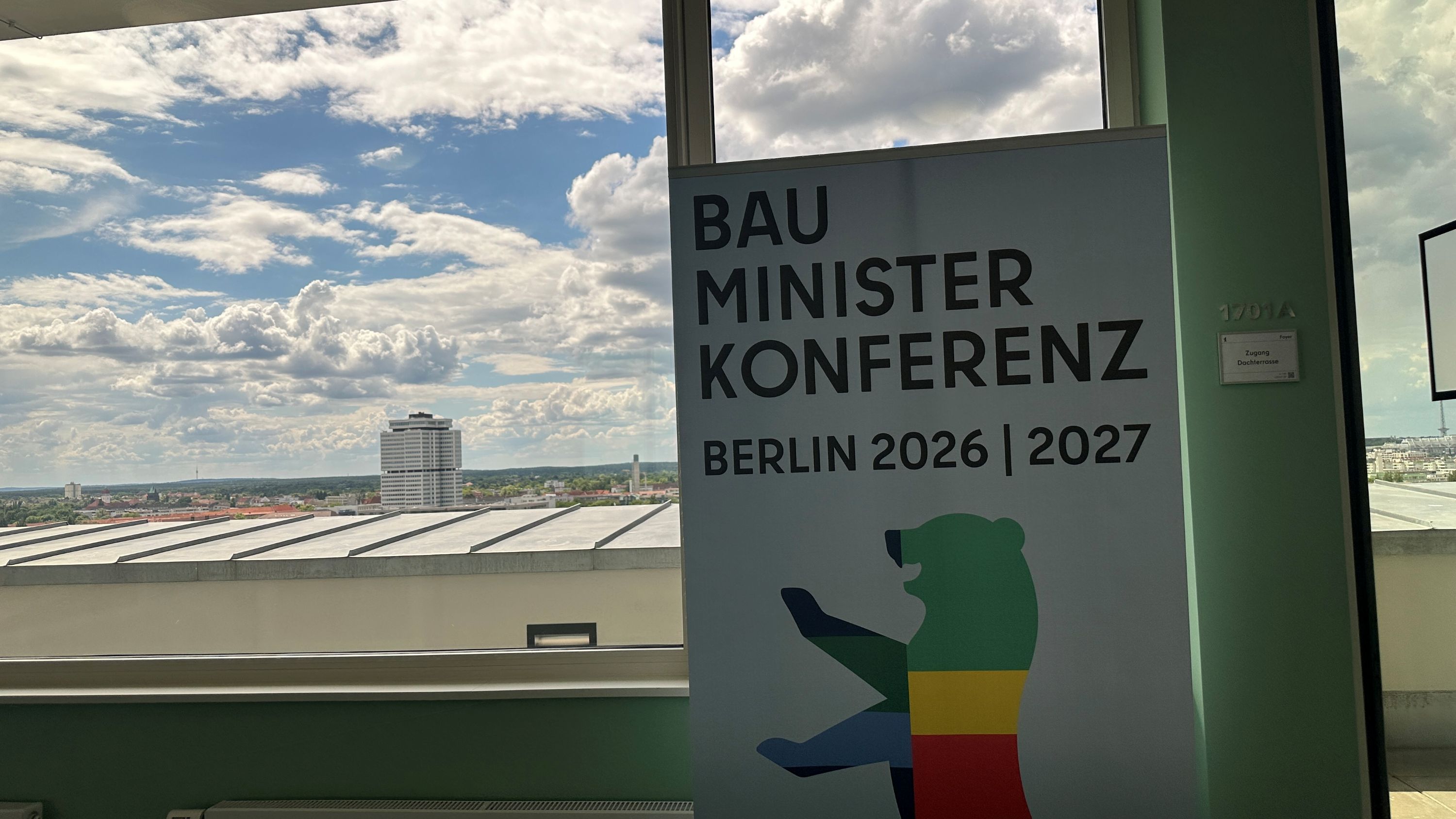 Berlin hat 2026 den Vorsitz der Bauministerkonferenz übernommen. Unter Leitung von Stadtentwicklungssenator Christian Gaebler stehen Beschleunigung, bezahlbares Wohnen und der Abbau bürokratischer Hürden im Mittelpunkt | BERLINboxx