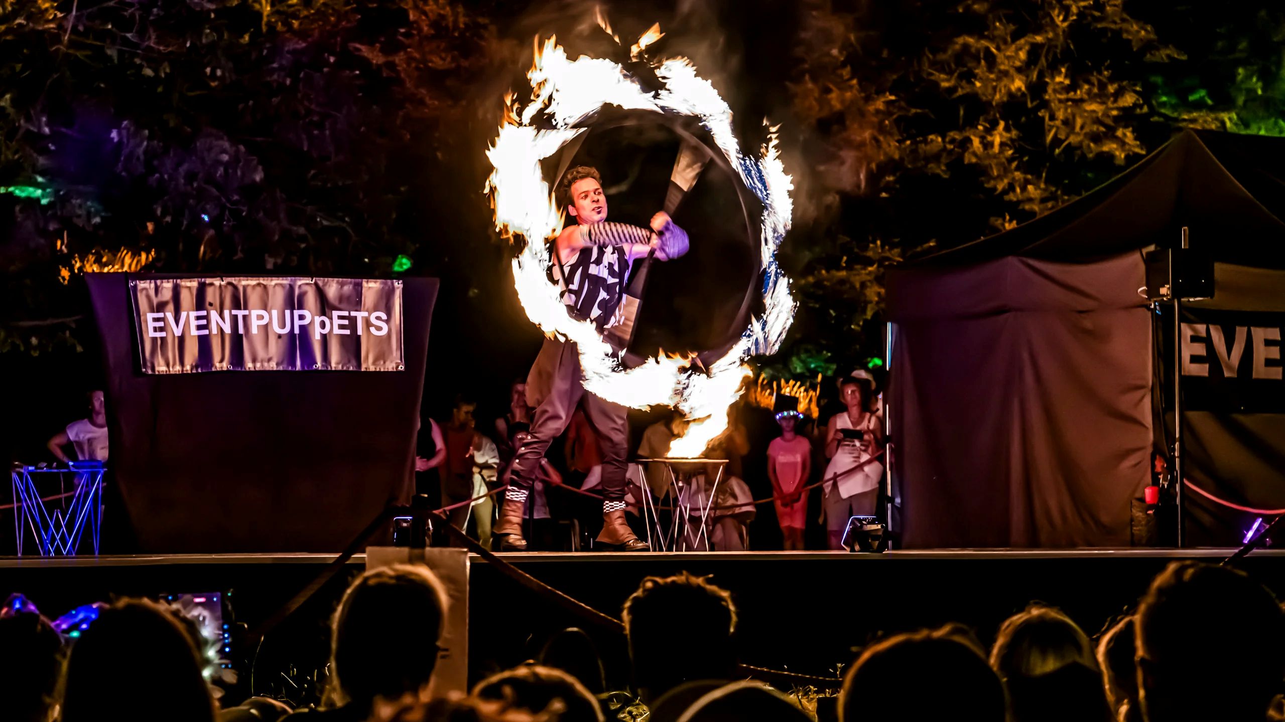 Spektakuläre Artistik vor nächtlicher Kulisse: Feuer, Bewegung und aufwendige Inszenierungen gehören zu den Höhepunkten der Britzer Gartennacht | David Marschalsky