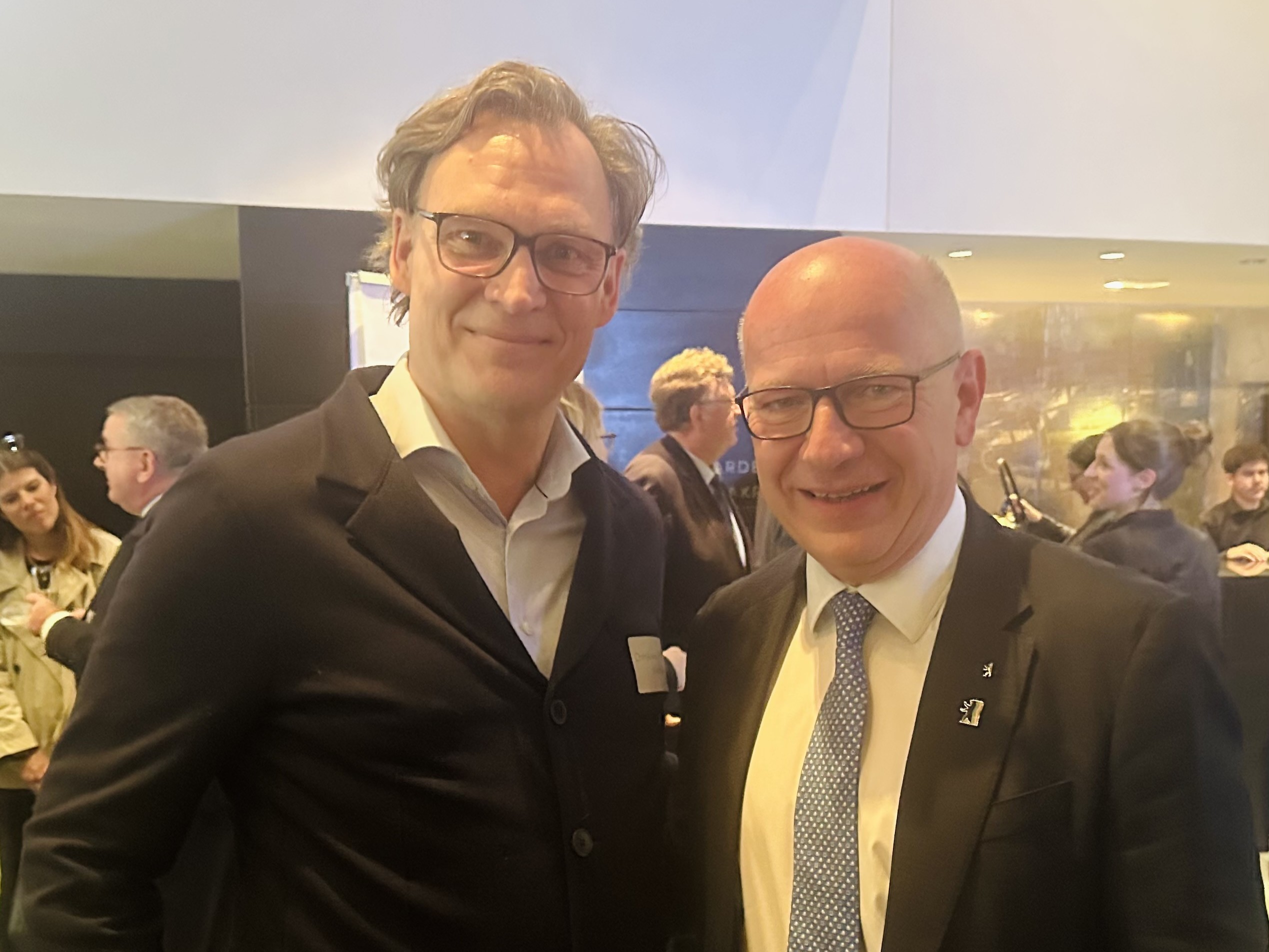 v.l. Christian Niehoff, geschäftsführender Gesellschafter von BOHNZIRLEWAGEN, und Kai Wegner, Regierender Bürgermeister von Berlin | BERLINboxx