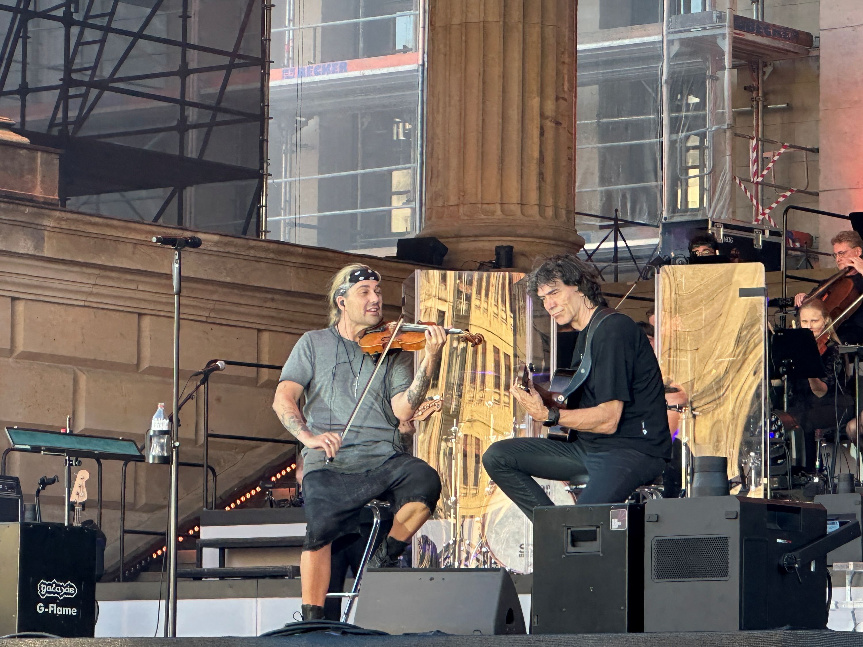 David Garrett im musikalischen Zusammenspiel beim Classic Open Air 2026 auf dem Gendarmenmarkt. | BERLINboxx