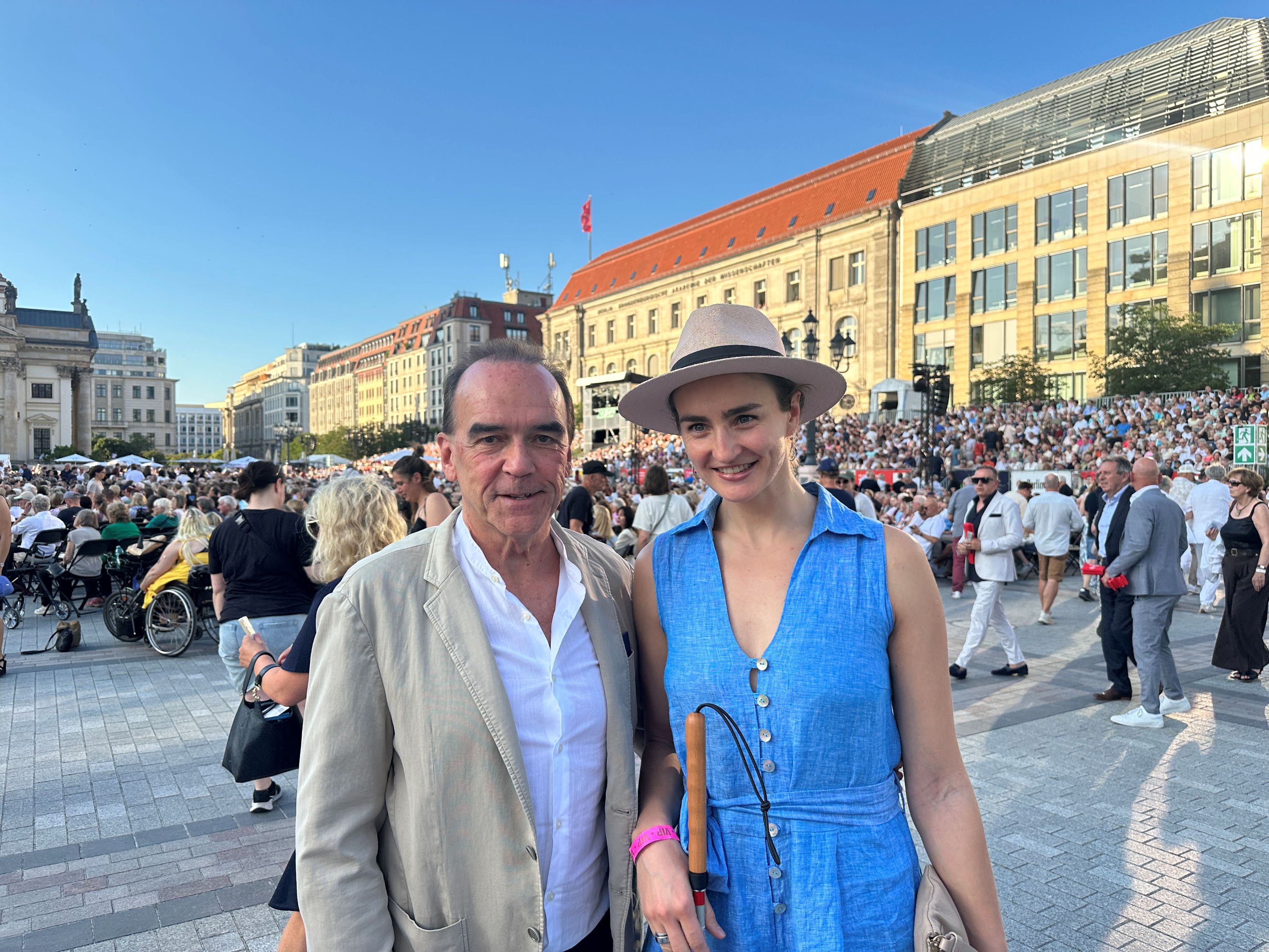 Gerhard Wilhelm mit Paralympics-Siegerin Elena Semechin beim Classic Open Air 2026 | BERLINboxx