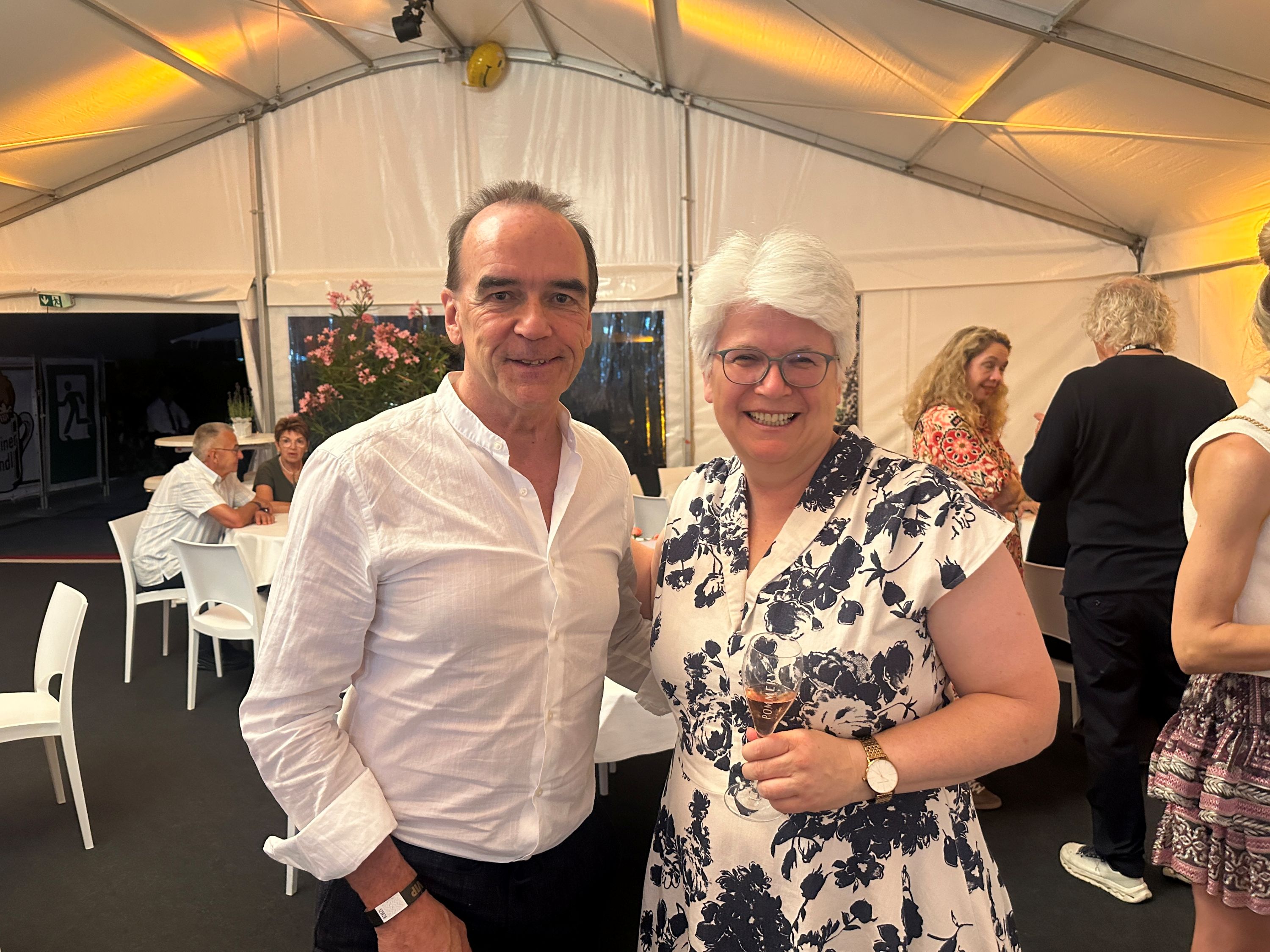 Gerhard Wilhelm, Sprecher der Geschäftsführung der Spielbank Berlin, mit Stefanie Remlinger, Bezirksbürgermeisterin von Berlin-Mitte, beim Classic Open Air 2026 | BERLINboxx