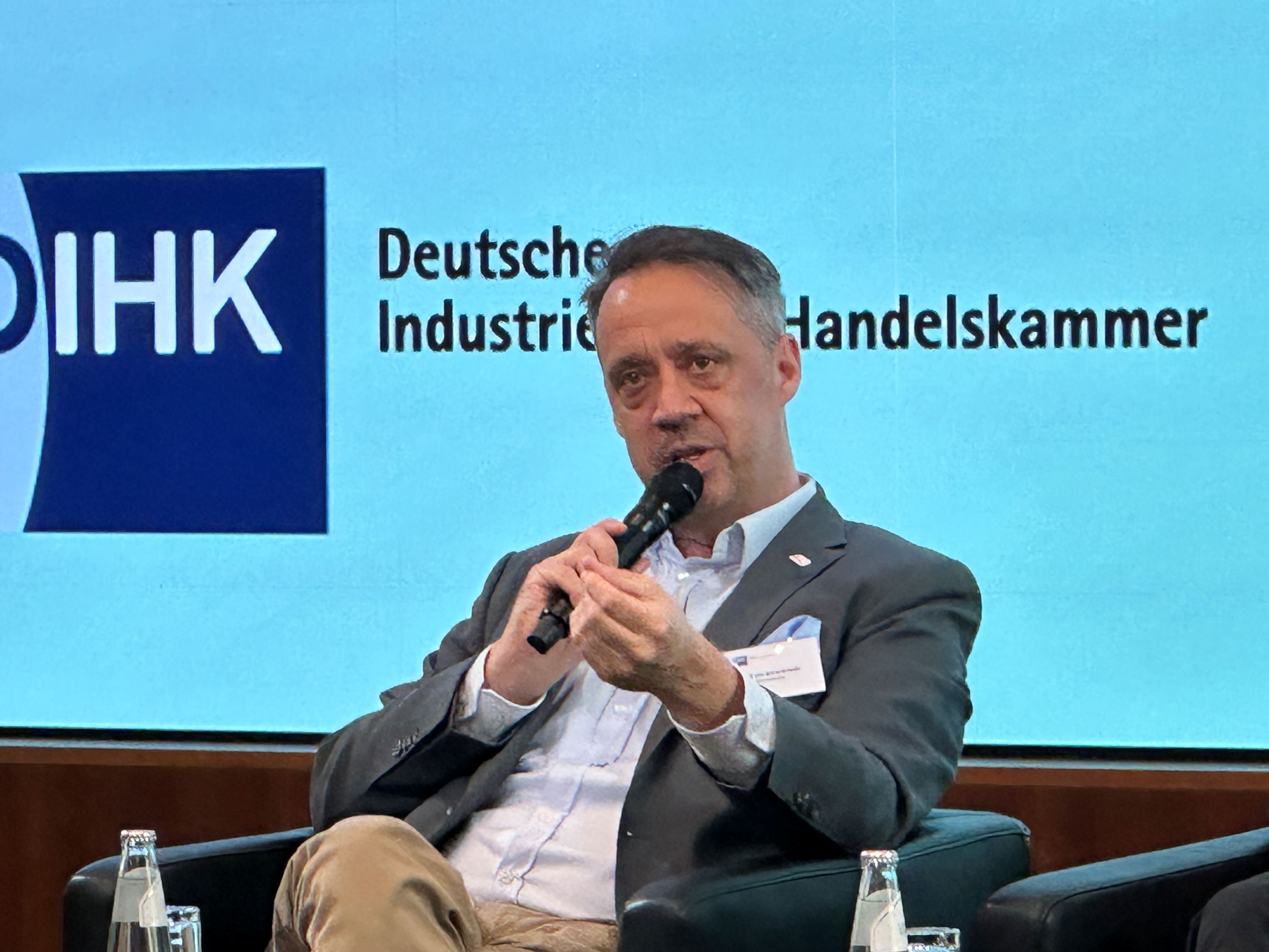 Wulf von Borzyskowski, ALL3 Construction Germany, plädierte auf der DIHK-Konferenz für den stärkeren Einsatz von KI, Robotik und automatisierten Prozessen im Bauwesen | BERLINboxx