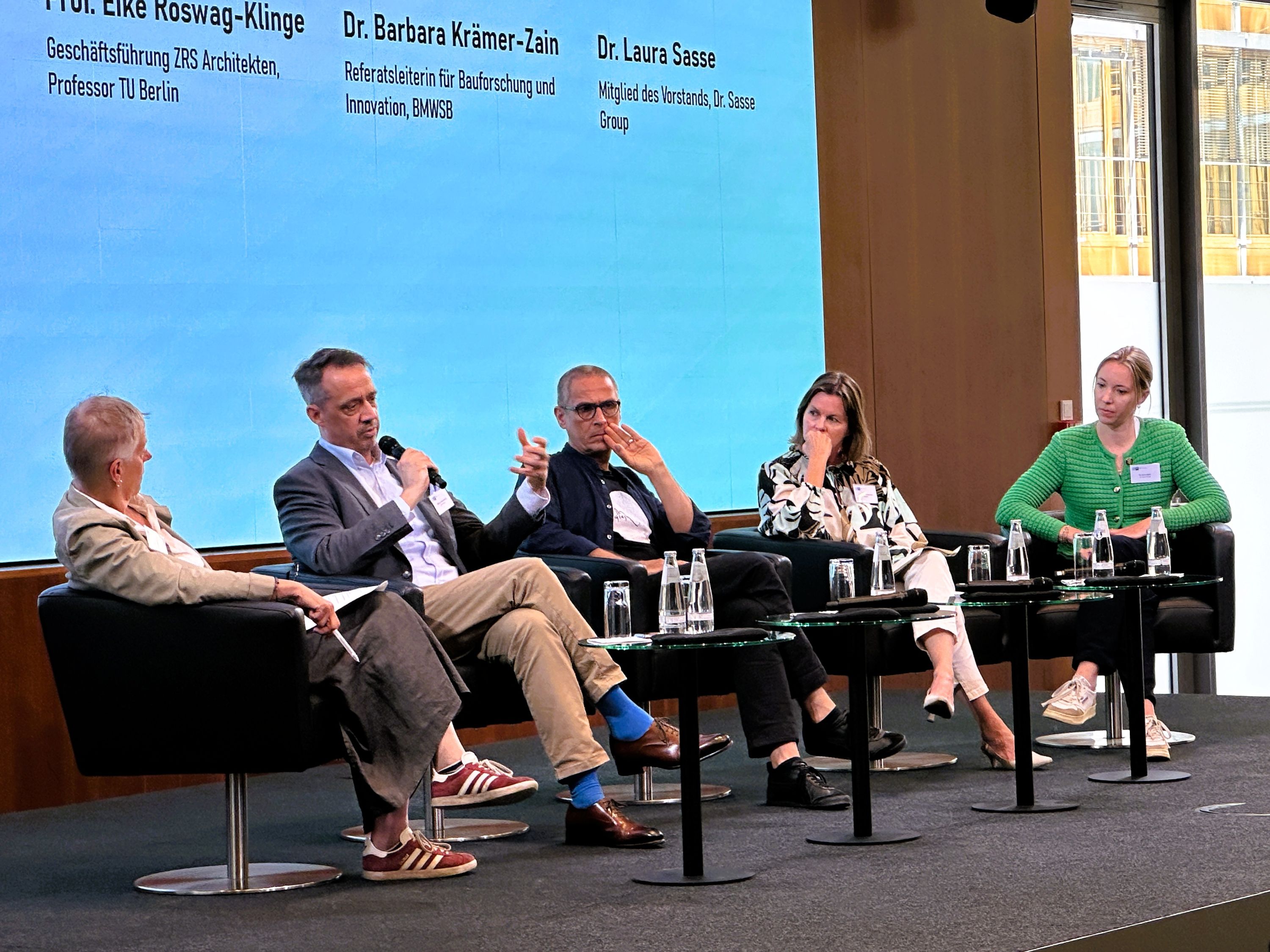 Im Panel „Klimaneutrales Bauen von morgen – Innovation oder Rückbesinnung?“ diskutierten Vertreter aus Politik, Wissenschaft und Wirtschaft über Digitalisierung, Gebäudebestand, Kreislaufwirtschaft und neue Technologien im Bauwesen | BERLINboxx