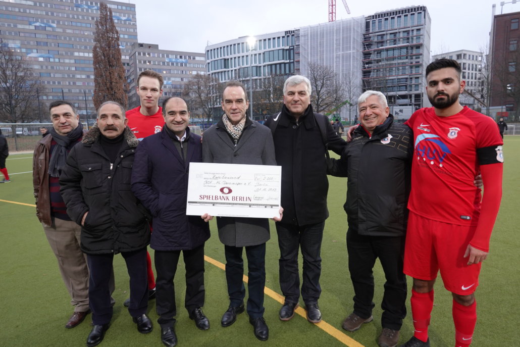 Spielbank-Beiratsmitglied Özcan Mutlu überreicht 2.000 EURO an türkischen Fußballverein Al-Dersimspor Berlin